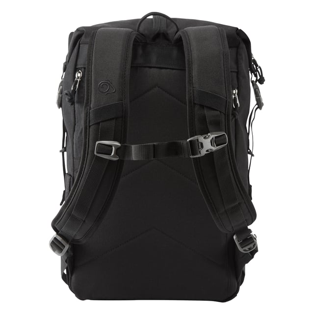 Material: Polyamid, PU, PU-beläggning, återvunnen polyester. Denier: 900D. Längd: 45 cm. Bredd: 26 cm. Djup: 13 cm. Tygteknologi: DWR-finish, EcoShield. Design: Slät. Fästanordning: Justerbart spänne. 295 gsm. Justerbar bröstrem, vadderad rygg, vadderat fack, reflekterande detaljer, rullstängning, axelrem. Fack: 1 huvudfack. Fickor: 1 sidoficka, 1 innerficka, dragkedja. Hållbarhet: Tillverkad av återvunnet material. Kapacitet: 16L. Lämplig för: Bärbar dator 13 tum, surfplatta upp till 9 tum.