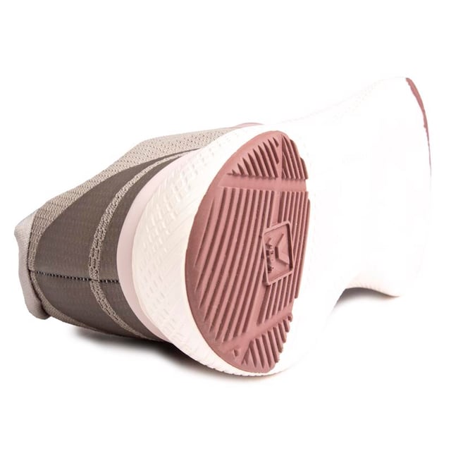 Veja's Impala Engineered Mesh trainers zijn veelzijdig. ecotreaded trainer. Ze zijn ontworpen om duurzaam en comfortabel te zijn. plus. ze zijn milieuvriendelijk. Deze sneakers in natuurlijke hardloopstijl hebben een bovenmateriaal van gerecyclede flessen met een lichtroze V-logo. voering van biologisch katoen en een stevige witte rubberen zool.