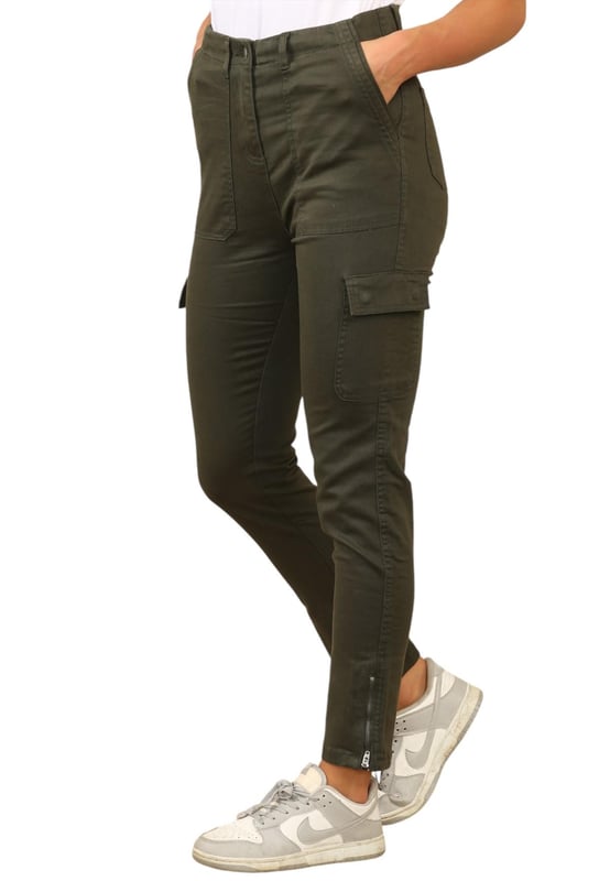 Dames Cargo Chino Skinny Fit Broek. - Binnenbeenlengte Kort is 25 inch, Normaal is 27 inch Lang is 29 inch. - - . Dicht op het lichaam gesneden in een skinny pasvorm met een flatterende hoge taille. - - .   Gemaakt van katoen met extra stretch voor bewegingsvrijheid. - - .   Enkels met rits, zakken met drukknopen en twee zijzakken. - - . Knoopsluiting, Ritssluiting.  Ongevoerd, hoog getailleerd, extra stretch. - Ideaal voor casual, kantoor en perfect voor actieve weekenden.