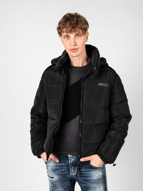 Plein Sport Bold Back Logo Gevoerde Zwarte Jas. Ervaar veelzijdigheid en stijl met de Plein Sport Gevoerde Zwarte Jas! Deze jas heeft een stevige uitstraling. Blijf comfortabel en trendy met het gedurfde logo en de gevoerde details. Perfect voor elke modebewuste persoon. Ritssluiting Zakken, Vulling en Materiaal: 100% Polyester. Zwarte Jas. Gevoerde Jas, Ritssluiting. Stijl: UPPS101P 99