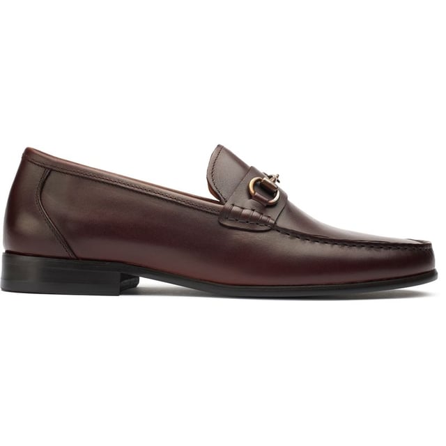 Der Sole Raz Loafer strahlt raffinierte Eleganz aus und ist exklusiv bei Sole erhältlich. Dieser elegante, schlanke Loafer verkörpert Schuhluxus mit seinem reichhaltigen braunen Lederobermaterial, dem metallischen Snaffle und der subtil strukturierten Sohle. Das sanfte Lederfutter und die Innensohle bieten atmungsaktiven Komfort. Unaufdringlich und doch anspruchsvoll präsentiert die klare Silhouette dieses Loafers seine mühelose Eleganz, egal ob Sie ihn mit einem Anzug, Jeans oder Chinos kombinieren. Einfach luxuriös, ist der Raz Loafer eine makellose Bereicherung für Ihre Garderobe.