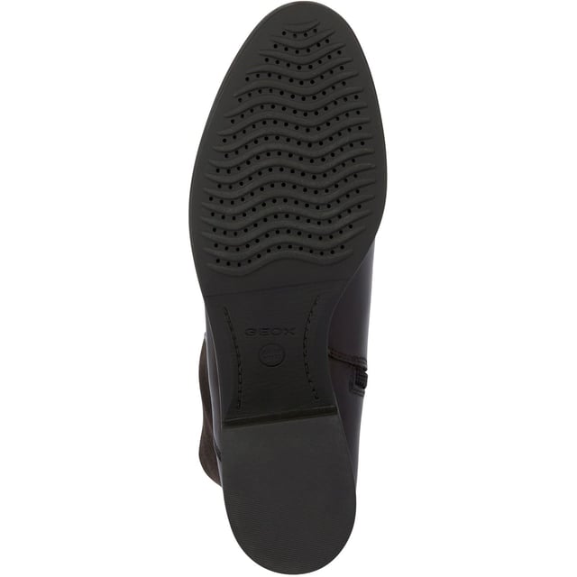 Drawing inspiration from an equestrian aesthetic, Felicity is a casual-looking boot for women. Versatile and comfortable, it has been crafted from leather and stretch microfibre and will prove to be a perfect complement to everyday looks.