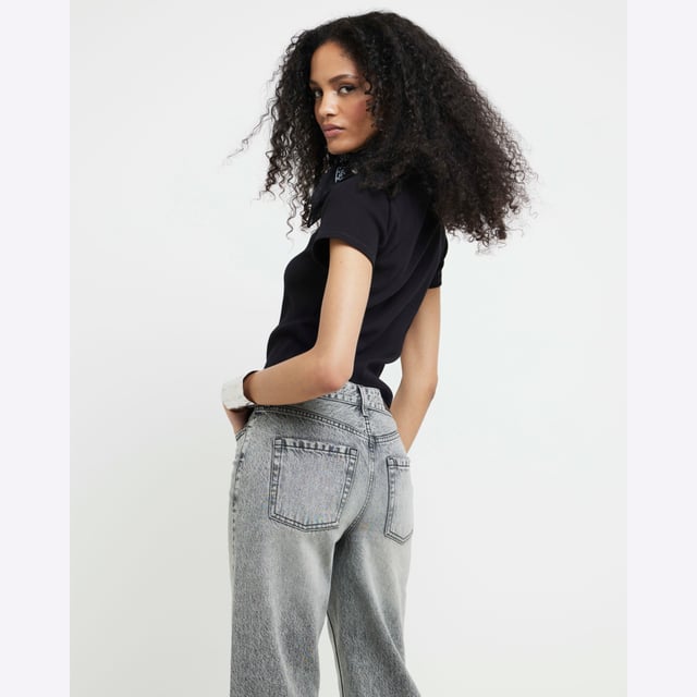 Mid rise, Relaxed straight fit, Denim fabric, Cropped length, Belt loops, Classic 5 pocket styling, Button and zip fastening