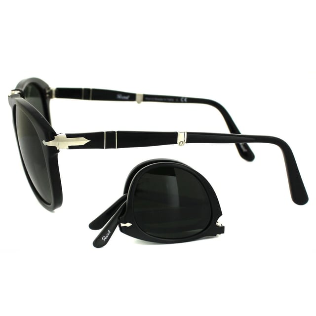 Gafas de sol Persol 714 95/31 Negro Verde, estas famosas monturas de Persol fueron usadas ampliamente por el rey del estilo Steve McQueen y los originales se vendieron por una gran suma en una subasta. Esta versión reciente presenta el mismo marco plegable, se pliega en el puente y en las patillas para un fácil almacenamiento y cuenta con la famosa flecha de Persol exhibida de manera prominente en la varilla. ¡Son altamente deseadas y extremadamente elegantes!