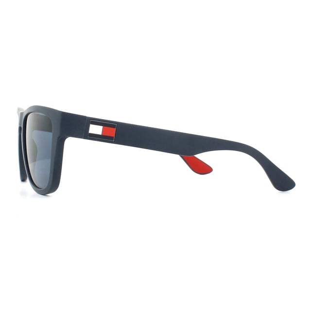 Las gafas de sol Tommy Hilfiger TH 1557/S 8ru Ku Azul Azul tienen una lente bastante profunda en este estilo cuadrado tipo wayfarer. Las patillas están adornadas con los colores de Tommy Hilfiger, y los tonos bicolores del interior añaden un toque de diversión.
