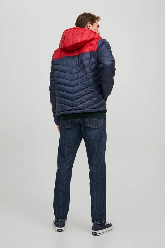 Eine tolle Steppjacke für Herren von der Marke JACK & JONES. Sehr angenehm zu tragen, bequem, warm und sportlich geschnitten zugleich. Kann mit vielen Kleidungsstücken kombiniert werden. Der hohe Kragen und die Kapuze halten den Wind von den Ohren und dem Hals fern. Zwei Seitentaschen bieten Platz für Habseligkeiten.