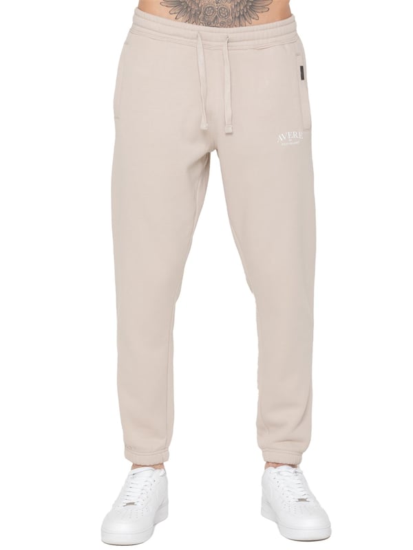 Das Averè by Enzo Milano Herren Oversized Sweatshirt Trainingspak ist ein stilvolles und bequemes Set, das aus einem Oversized Sweatshirt und Regular Fit Jogginghosen besteht. Das Sweatshirt bietet eine entspannte Passform mit langen Ärmeln, einem gerippten Rundhalsausschnitt und Bündchen für einen klassischen Look. Hergestellt aus weichem Stoff und Fleecefutter, verfügt es über ein dezentes Averè-Logo auf der Brust und eine schlichte Rückseite für Einfachheit. Die Jogginghosen haben einen elastischen Bund mit verstellbaren Kordelzügen, gerippte Knöchelbündchen und Seitentaschen sowie ein kleines Averè-Logo für einen stylischen Akzent. Perfekt zum Entspannen oder für den Alltag, kombiniert dieses Trainingsanzug Komfort mit modernem Design.
