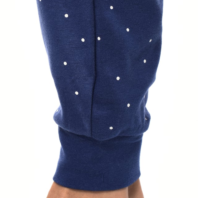 Kisses\u0026Love vinterpyjamas för kvinnor. Vinterpyjamas av högsta kvalitet!\n\n Dampyjamasen kombinerar en långärmad T-shirt med rund halsringning och långbyxor.\n Tillverkad av mjuka och andningsbara material, det garanterar komfort hela natten.\n Perfekt för höst/vinter, detta set erbjuder en perfekt balans mellan stil och komfort för en vilsam natts sömn.\n\n Exklusiv design och en mängd olika tryck: Vinterpyjamasen för damer finns i ett brett utbud av exklusiva mönster och tryck, så att du kan välja mellan olika stilar som speglar din personlighet och smak. Från tryck till ränder, varje pyjamas erbjuder en unik och speciell touch.\n\n Enkel skötsel och hållbarhet: Dampyjamasen är tillverkad av slitstark bomull och är lätt att tvätta i maskin och bibehåller sin mjukhet, färg och form tvätt efter tvätt. Detta enkla underhåll säkerställer att pyjamasen förblir ett favoritplagg i din garderob och erbjuder hållbarhet och praktiska egenskaper över tid, särskilt under de kallare årstiderna.\n\n Vinterpyjamas för kvinnor, den perfekta presenten till mors dag, jubileum, jul, nyår, födelsedag och mycket mer!\n\n Välj stil, kvalitet och komfort med Kisses\u0026Love!\n Sammansättning: 100% bomull\n Skötsel:\n- Tvättas i max temperatur. 30º.\n - Använd inte blekmedel.\n - Använd inte torktumlare.\n - Stryk vid låg temperatur, max. 110º.\n - Får inte kemtvättas.