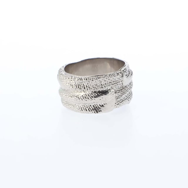 Off White Swimming Logo Ring in silver - black.- Silver-tone ring featuring signature swimming man and Off-White branding.- Presented in branded gift box.- 100% Brass.- Ref: OMOC0420017210