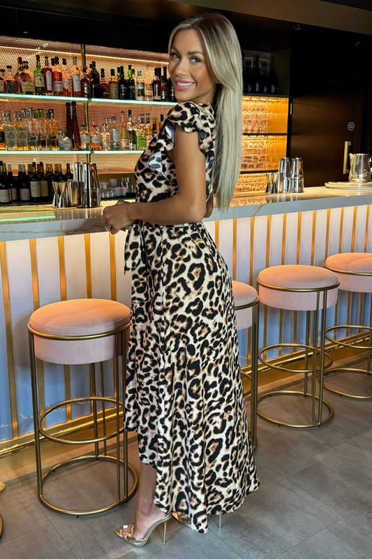 Be right on trend in our Multi Leopard Print Short Sleeve Belted Wrap
Midi Dress! Featuring short flutter sleeves, this wrap over style
dress has a belted waist and a zip up back. Simply pair with your
favourite heels and accessories to complete the look. 

Model wears: UK 8/ EU 36/ US 4
Model's height: 165cm/ 5'5"
Approx length from centre back to hem: 139cm
Fabric composition: 100% Polyester 
Colour: MULTI

*print position may vary*