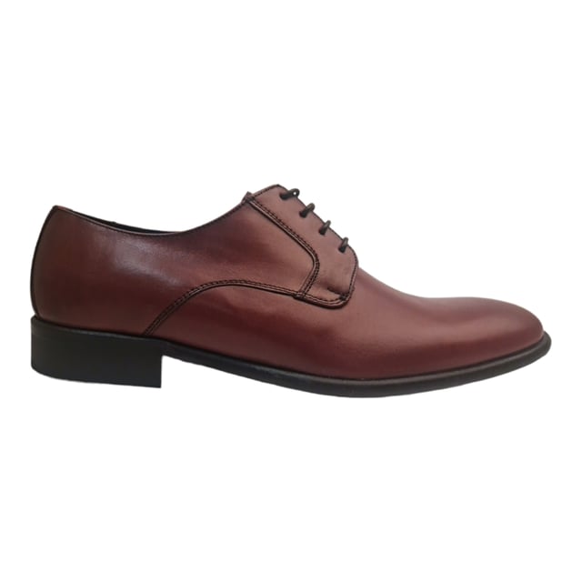 Zapato oxford de hombre con detalles de costuras en la zona alta del empeine con cierre de cordones. Cuenta con una cómoda suela y una planta antideslizante.