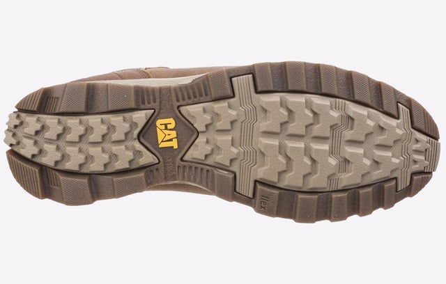 Botas de trabajo Caterpillar Sire de cuero marrón resistente al agua para hombre Las botas impermeables Caterpillar Sire están diseñadas para brindar durabilidad, comodidad y estilo, lo que las convierte en la opción perfecta para condiciones climáticas adversas. Fabricadas con cuero impermeable de plena flor o nobuk y construcción sellada, mantienen los pies secos en todas las condiciones. La plantilla y la entresuela EASE brindan una amortiguación ligera, mientras que la suela de goma ofrece una tracción superior en terrenos difíciles. Diseñadas tanto para el rendimiento como para el uso diario, estas botas combinan funcionalidad y estilo a la perfección. Características principales: Cuero de plena flor/nobuk impermeable: protege contra la humedad. Plantilla y entresuela EASE: amortiguación ligera para una comodidad durante todo el día. Forro de malla de microfibra y nailon: mejora la transpirabilidad y la durabilidad. Suela de goma duradera: proporciona un excelente agarre en todas las superficies. Construcción de cemento: garantiza flexibilidad y un uso duradero. Diseño clásico y resistente: ideal para el trabajo, el senderismo y el uso diario.