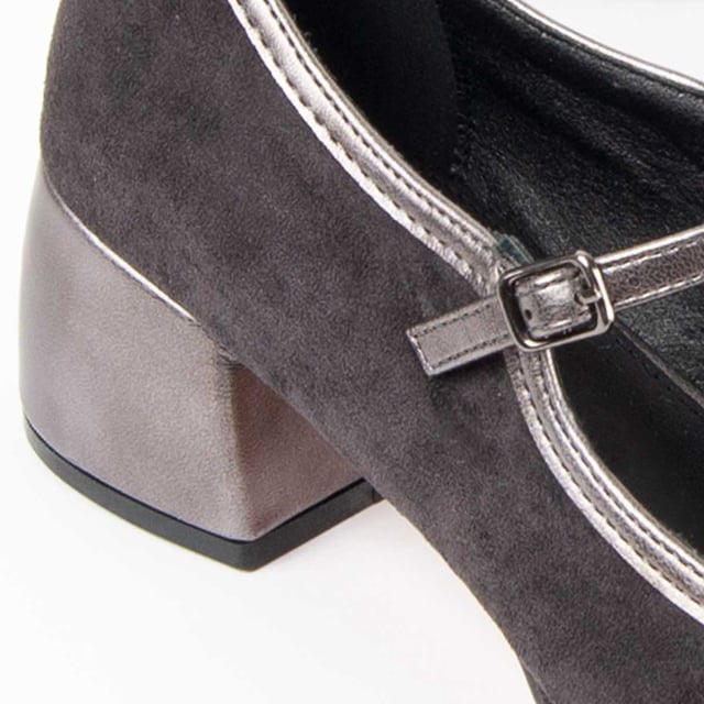 Schuhe mit hohen Absätzen für Frauen. Bequeme Passform. Gepolsterte Innensohle aus Naturleder. Hergestellt von anderen Marken für unsere Marke. Ungefähre Maße: 5 cm Absatz.