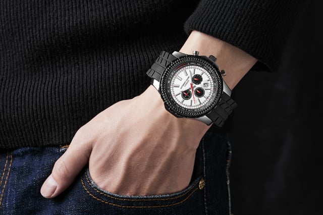 Este reloj de hombre, Anthony James Edición Limitada Chronograph Dashboard White, ensamblado a mano, cuenta con un Movimiento de Cronógrafo de Cuarzo, que hace girar las manecillas luminosas sobre los índices a juego, al mismo tiempo que alimenta los contadores de Segundos, Minutos y 24 Horas del panel de control. Estos se presentan sobre la esfera de un blanco estelar. Rodeando esto, el bisel del Tachímetro coincide con el tema del reloj, permitiendo al portador medir la velocidad de distancia basada en el tiempo y la distancia recorrida. La pulsera de silicona negro pizarra proporciona un atractivo deportivo, y el fondo de caja de acero inoxidable grabado con el logo de Anthony James completa la pieza. Especificaciones del Modelo 
• Movimiento de Cronógrafo de Cuarzo 
• Bisel de Tachímetro 
• Esfera Blanca 
• Caja Negra 
• Manecillas Luminiscentes 
• Contadores de Segundos, Minutos y 24 Horas 
• Pulsera de Silicona Negra 
• Fondo de Caja de Acero Inoxidable Grabado con Logo 
• Caja IP Negra  

• Analógico de 12 Horas 
• Resistente al Agua 30M 
• Vidrio Mineral Resistente a Rayones 
• Garantía de 5 Años 
• Chapado IP Libre de Níquel y Hipoalergénico 

• Dimensiones del Reloj 
• Diámetro de la Caja 47 mm 
• Grosor de la Caja 15 mm 
• Ancho de Asa 22 mm 
• Ancho de Pulsera 22 mm 
• Longitud de Pulsera 200 mm 
• Peso 110 g