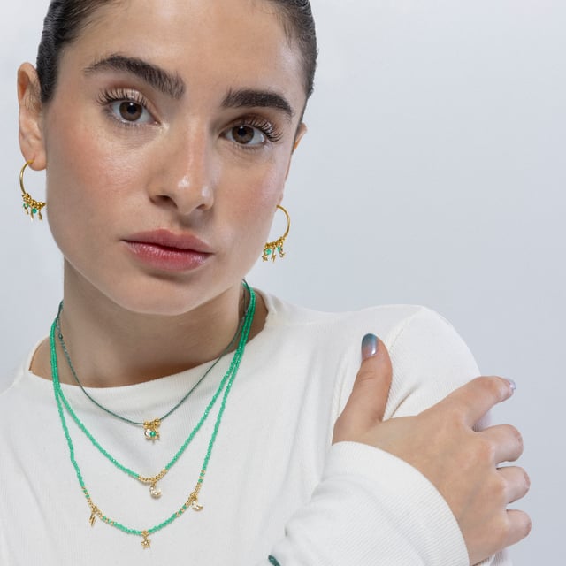 Collar Luna cierre de Plata de Ley 925, abalorios de metal y Cristal Verde acabado en oro amarillo de 18k. Pide un deseo se caracteriza por diseños de carácter joven, repletos de significado y color, originales a la vez que discretos, que pretenden convertirse en pequeños amuletos.