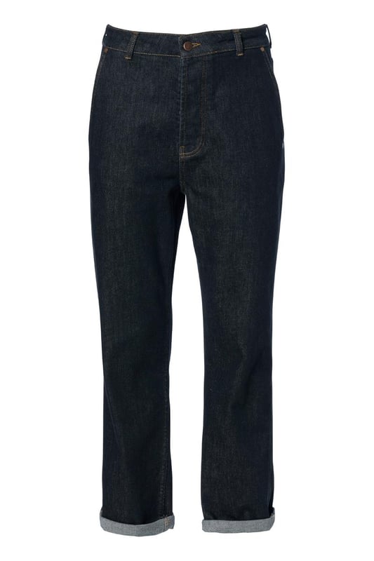 De mom-fit jeans van Caroline Tensen zijn perfect voor dit seizoen. Deze comfortabele zwarte jeans heeft een rechte pasvorm, een hoge taille en enkellange broekspijpen, en biedt dankzij de fijne stretch een uitstekende pasvorm. De stevige stretchdenim sluit mooi aan en accentueert je vrouwelijke silhouet. De jeans is afgewerkt met bruine stiksels en heeft een stoere uitstraling door de omgeslagen broekspijpen. Voor extra functionaliteit zijn er schuine steekzakken aan de voorkant en opgestikte zakken aan de achterkant. Voor een complete look kun je de jeans combineren met de bijpassende zwarte Rana denim blouse voor een unieke jumpsuit-look..!