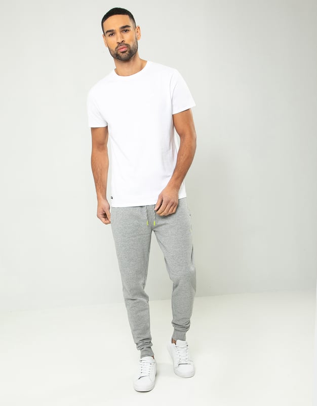A must have addition to your wardrobe, these joggers from Threadbare have a ribbed elasticated waistband with a drawstring and feature side pockets and elasticated cuffs for that tapered look. Cut in a regular fit, these joggers are built for comfort without compromising on style.The cotton blend fabric ensures a really comfortable feel. Add a hoody and a padded gilet and team with trainers for effortless style that's clean and casual. Other colours and matching items available.