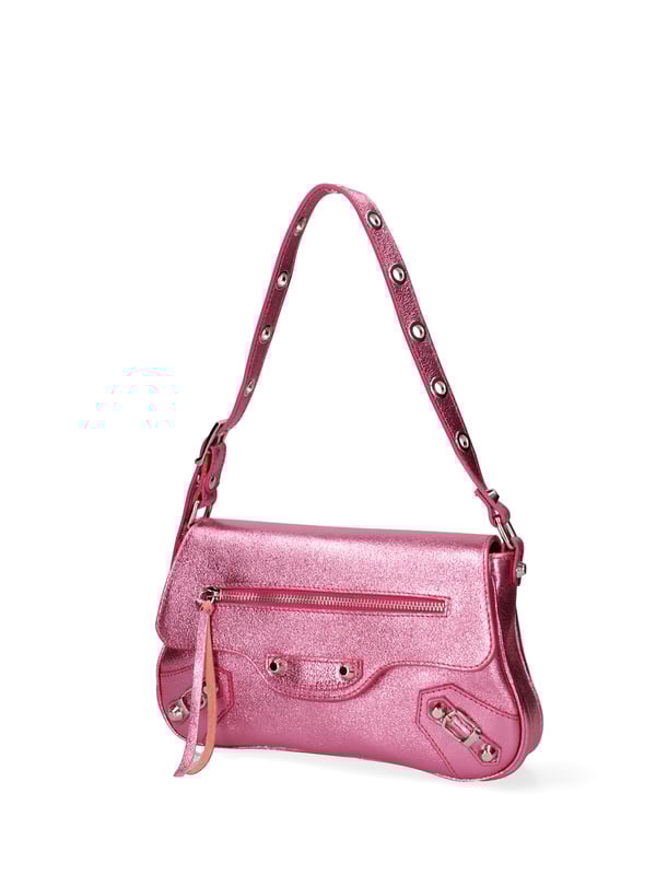 Bolso de hombro para mujeres. El cierre es con botón magnético. Los bolsillos internos son una cremallera. Los bolsillos externos son una cremallera y una cremallera trasera. La correa del hombro es ajustable y extraíble en cuero. El mango está en cuero. Los compartimentos internos son uno. El material externo es de cuero laminado real. Está alineado internamente en 70% de tela de algodón - 30% de seda. Medidas: 28x15x5 cm. Hecho en Italia