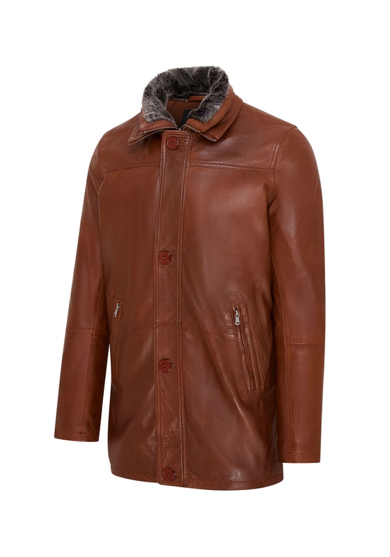 Der traditionelle Trenchcoat-Stil erfreute sich unter den Soldaten des 1. Weltkriegs großer Beliebtheit und ist hier mit einigen unserer zusätzlichen Funktionen zu sehen, die den kultigen Stil aufwerten. Diese Jacke hat einen hohen Trichterkragen, der für zusätzliche Wärme entweder mit einem Reißverschluss geschlossen oder im Hemdstil offen gelassen werden kann, um das herausnehmbare Innenfutter aus Fleece freizugeben. Die Vorderseite der Jacke hat einen YKK-Reißverschluss, der mit einer geknöpften Hosenschlitzklappe verborgen werden kann, sowie zwei Hüfttaschen, die zur sicheren Aufbewahrung mit einem Reißverschluss gesichert sind. • 100 % hochwertiges, ultraweiches Nappaleder • Zwei Außentaschen mit Reißverschluss und zwei innere Aufbewahrungsfächer • Hoher Trichterkragen, mit isolierendem Innenfleece gefüttert