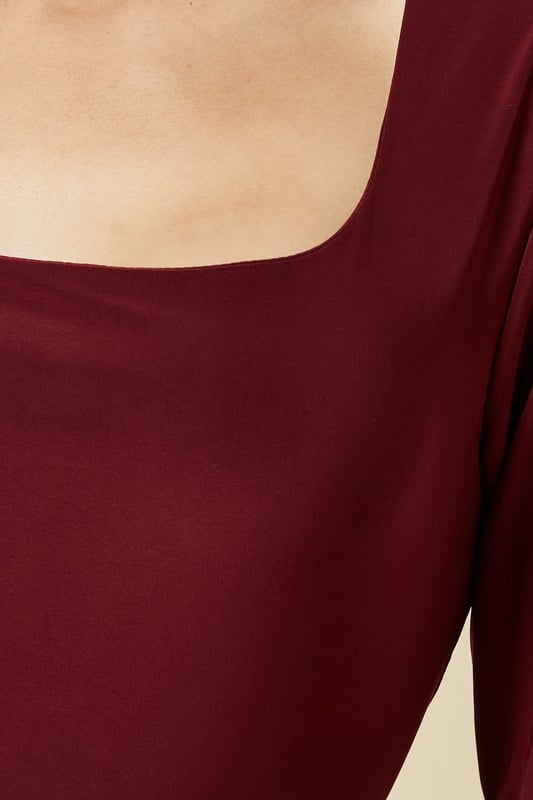 Sleek double layer design for added dimension
        Flattering square neckline
        Long sleeves for versatile styling
        Figure-hugging slinky fabric
        Ideal for various going-out occasions
    
    This Dorothy Perkins double layer slinky top is a versatile piece that effortlessly transitions from day to night. The square neckline adds a touch of sophistication, while the long sleeves offer coverage and adaptability for different settings. Perfect for the fashion-conscious woman in her 30s, this top strikes the right balance between trendy and tasteful. Style it with leather-look trousers and ankle boots for a chic evening ensemble, or pair it with high-waisted jeans and trainers for a casual brunch with friends. The slinky fabric drapes beautifully, creating a flattering silhouette that's both comfortable and stylish. Whether you're heading to a baby shower or meeting friends for drinks, this top will have you looking polished and put-together for any social occasion.