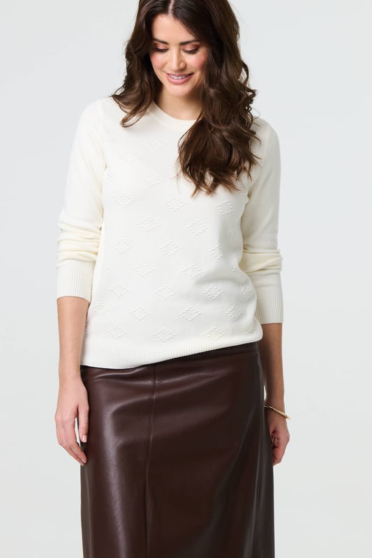 Get a classic look in this slim jumper. It has an embroidered texture on the front, long sleeves and a flattering hip length hem. For an effortless professional outfit, pair with a midi skirt or fitted trousers. This top is also made from a breathable viscose blend.