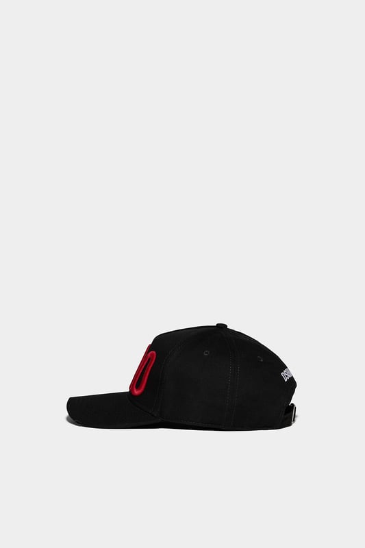 Crafted from cotton in a black colourway, Dsquared2's cap is decorated with a red Ciao slogan to the front and the brand's logo embroidered to the rear.



black/red/white
cotton
maple leaf motif
embroidered logo to the rear
curved peak
adjustable fit