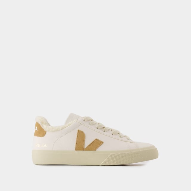 Farben: WHITE - EXTRA-WHITE_DESERT. Material: Genarbtes Kalbsleder. Sohlenmaterial: Amazonaskautschuk (40%), recycelter Kautschuk (10%), Silica (23%), synthetischer Kautschuk (11%) und andere (16%) Futter: Tech (100% recyceltes Polyester) Verschluss: Schnürsenkel auf der Oberseite. Form der Kappe: rund. Schuhgröße: größengerecht - Sizing: Amerikanisch.