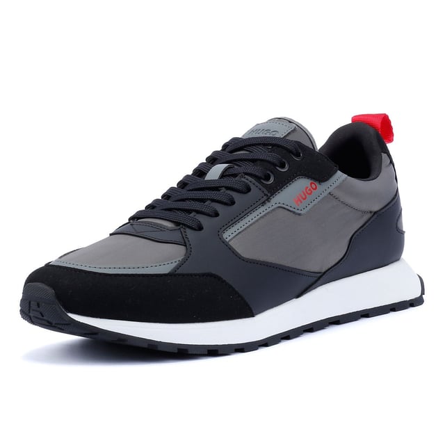 Stylische Sneakers mit einem Obermaterial aus einem Mix aus hochwertigen Materialien für Strapazierfähigkeit und Struktur. Der flache Knöchelkragen sorgt für einen eleganten Look und die gepolsterte Innensohle für ganztägigen Komfort. Die leichte EVA-Laufsohle sorgt für hervorragende Flexibilität und Unterstützung.