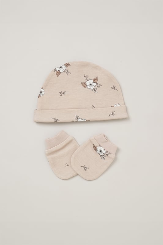 This Homegrown Baby printed 5-Piece Gift Set includes a cosy all-in-one, bodysuit, hat, and mitts. Made from soft 100% organic cotton, the set features 'Grow with Me' functionality for adjustable fit. Packaged in a mesh bag, it's the perfect gift for welcoming a new baby.