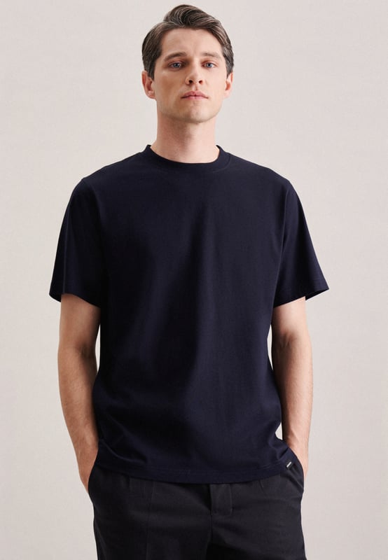 Moderner Schnitt: Das T-Shirt von Seidensticker aus der "SMART CASUAL" Kollektion erweitert Ihre Garderobe um einen hochwertigen Look, der den Geist der Zeit trifft. Es ist ein vielseitiger Klassiker, der sich ideal für Büro, Homeoffice, Veranstaltungen oder Freizeit eignet und überall überzeugt. Die Webart Plain Knitted Jersey aus 100% Baumwolle ist hochwertig verarbeitet, was sie zur perfekten Leinwand für Ihre individuellen Kombinationen macht. Das Uni-Muster macht es zu einem absoluten Must-have. Sowohl klassisch als auch modern zeigt sich das T-Shirt, das durch seine geradlinige Gestaltung vielseitig kombinierbar ist. Bei schönem warmen Wetter ist dieses Kurzarm-T-Shirt eine gute Wahl. Besonders unterstrichen wird der smarte Charakter durch einen Rundhals-Ausschnitt.