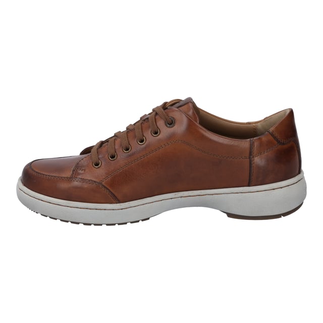 Mit dem David 03 in cognac-kombi präsentiert JOSEF SEIBEL einen Herrensneaker, der Tradition und modernen Tragekomfort vereint. Gefertigt aus hochwertigem Nappa-Rindsleder, bietet dieser Schuh dank der Bequemschuhweite H optimalen Sitz für den breiteren Fuß. Die innovative EVA/TPU-Sohle verspricht Langlebigkeit, Flexibilität und Rutschfestigkeit, ideal für den Alltag. Ein besonderes Merkmal ist die Strobel-Machart, die für außergewöhnliche Stabilität sorgt. Ob für Freizeitaktivitäten im Freien oder als Teil deiner Streetwear-Garderobe, der David 03 ist ein vielseitiger Begleiter. Die Möglichkeit, das Lederfußbett gegen eigene orthopädische Einlagen zu tauschen, unterstreicht die Funktionalität dieses Sneakers. JOSEF SEIBEL setzt auf nachhaltige Slow Fashion, um dir ein Produkt zu bieten, das sowohl in Passform als auch Funktion überzeugt.