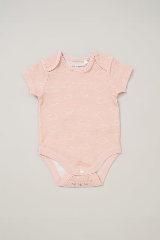 This Homegrown Baby printed 5-Piece Gift Set includes a cosy all-in-one, bodysuit, hat, and mitts. Made from soft 100% organic cotton, the set features 'Grow with Me' functionality for adjustable fit. Packaged in a mesh bag, it's the perfect gift for welcoming a new baby.