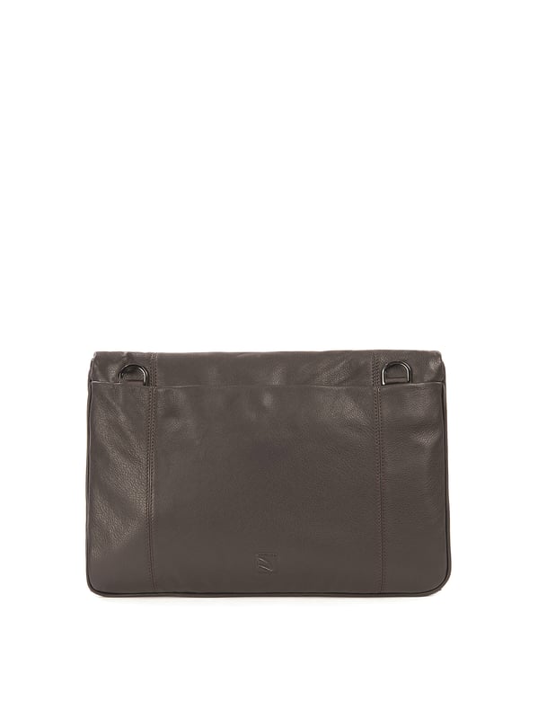 unisex Crossbody tas met magnetische knoopsluiting. drie open zakken binnenzakken. afwezige externe zakken. verstelbaar in lederen schouderband. ontbrekend handvat. een binnencompartiment.  extern materiaal. polyester binnenkant. Afmetingen: 23,5x34x4,5 cm. Modeproduct