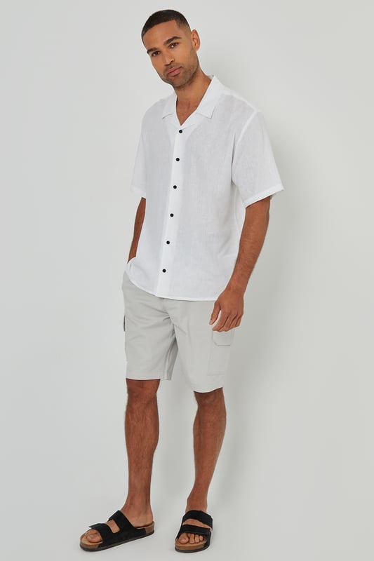 This lightweight shirt from Threadbare will have you ready for the summer months. Crafted from a cool linen blend fabric, this regular fit shirt features a revere collar with single needle stitching and a button-through fastening. The short sleeves and side split vents offer comfort and breathability. Complete with a back yoke seam for added detail, this shirt is perfect for casual outings or beachside gatherings. Pair it with tailored shorts or lightweight trousers for a relaxed look.