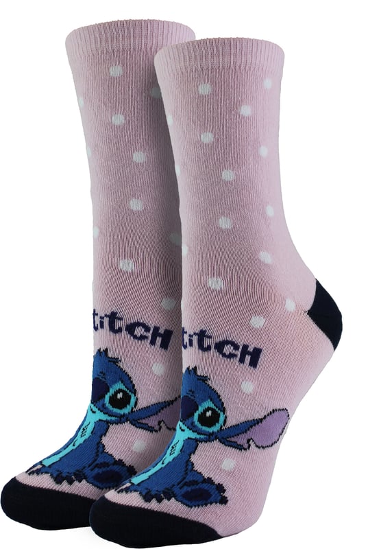 Wir stellen unsere Stitch Crew Socken vor! Exklusiv für Damen, die Skurrilität, Komfort und vor allem Disneys liebenswerten und schelmischen kleinen Außerirdischen zu schätzen wissen. Dieses entzückende Paar Crew-Socken bietet unübertroffenen Komfort und einen unwiderstehlich charmanten Stil. Sorgfältig aus hochwertiger, atmungsaktiver Baumwolle gefertigt, bieten diese Socken eine bequeme und dennoch flexible Passform. Egal zu welcher Jahreszeit, diese Socken halten Ihre Füße vom Sonnenaufgang bis zum Sonnenuntergang angenehm trocken.Aber damit nicht genug! Unsere Stitch-Socken sind nicht einfach nur gewöhnliche Baumwollsocken. Sie setzen Stitch, den beliebten Charakter aus Disneys Lilo & Stitch, gekonnt in Szene. Das einzigartige Design verleiht dem täglichen Sockenkleidungserlebnis eine lustige, verspielte Note. Egal, ob du dich leger oder halb-formal kleidest, diese Socken passen mühelos zu deinem Look, denn Socken sind mehr als nur ein Muss in deinem Kleiderschrank - sie sind eine kreative Art, deine Liebe zu Disney auszudrücken! Ergänzen Sie also Ihre Sockenkollektion mit diesem Paar und lassen Sie Ihre Füße an der "ohana"-Stimmung teilhaben. Teilen Sie die Stitch-Vibes mit anderen - oder behalten Sie sie als Ihr köstliches Geheimnis!