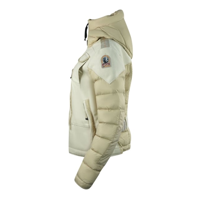Blijf warm en stijlvol in de cremekeer van Parajumpers. Deze luxueuze damesjas is vervaardigd met geisoleerde stof die warmte behoudt en beschermt tegen de elementen. Offer geen stijl op voor comfort - maak een verklaring! Bovenste matierl: 60% wol, 40% polyester, vulling: 90% eend omlaag, 10% eendenveren, voering: 100% polyamide cremekleurige ritssluiting, code -jas, code met reguliere fitstijl: shanika b010