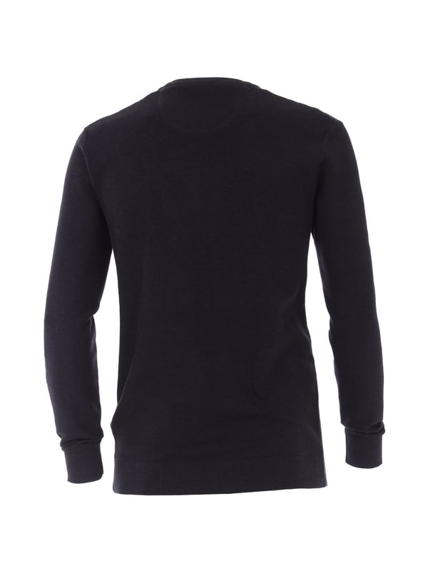 Verover de wereld van tijdloze elegantie met deze gebreide herentrui - een kunstwerk van stijl en comfort dat de grenzen van traditionele mode herdefinieert. Deze fijn gebreide trui is meer dan alleen een kledingstuk en is een ode aan de verfijnde eenvoud en ongeëvenaarde luxe van alledaagse stijl.  Het zachte materiaal streelt je huid en creëert een onvergetelijke draagervaring die je de hele dag bijblijft. De normale pasvorm geeft de trui een modern silhouet, terwijl de ronde halslijn een vleugje tijdloze klasse toevoegt. De geribde boorden zijn niet alleen een eerbetoon aan traditioneel vakmanschap, maar bieden ook een optimale pasvorm met een vleugje sportieve elegantie.  Het metalen label steekt discreet boven de zoom uit en geeft de gebreide trui een geraffineerde touch. Het is niet alleen een handelsmerk, maar ook een teken van authenticiteit en kwaliteit dat jouw aandacht voor detail benadrukt.