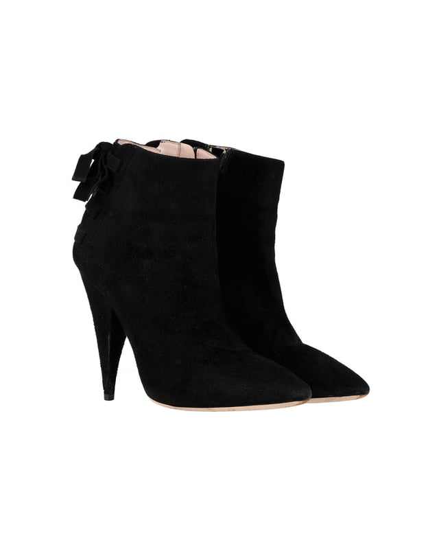 VINTAGE, UVP WIE NEU  
Tauchen Sie ein in eine Welt unvergleichlicher Eleganz mit den Miu Miu Stiefeletten aus schwarzem Wildleder. Diese opulenten Stiefeletten, mit einem klassischen schwarzen Wildlederschaft und luxuriösen Lederakzenten, verfügen über eine semi-spitze Zehenform und auffällige Kegelabsätze, die Raffinesse und Stil ausstrahlen. Mit verdeckten Reißverschlüssen an den Seiten für einen nahtlosen Abschluss sind diese Stiefel der Inbegriff von High-End-Mode und bieten eine perfekte Mischung aus Eleganz und Anziehungskraft für die moderne Fashionista.

Mit Staubbeutel

Miu Miu Stiefeletten aus schwarzem Wildleder  
Farbe: schwarz  
Material: Wildleder  
Zustand: Sehr gut  
Größe: EU36  
Maße: Absatzhöhe: 110; Einlegesohlenlänge: 270  
Gebrauchsspuren: Geringe Abnutzungsspuren, leicht benutzt, aber sehr gut gepflegt. Kleine Markierung an den Sohlen & Faltenbildung, leichte Kratzer an den Sohlen und Absätzen.  
SKU: 368687