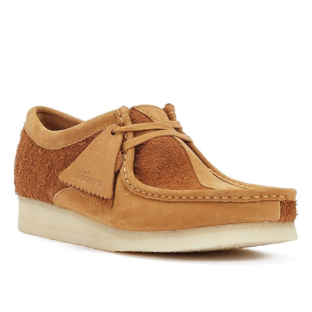 Introducing buttery tan suede uppers paired with a natural rubber crepe sole, finished elegantly with three Clarks Originals fobs.