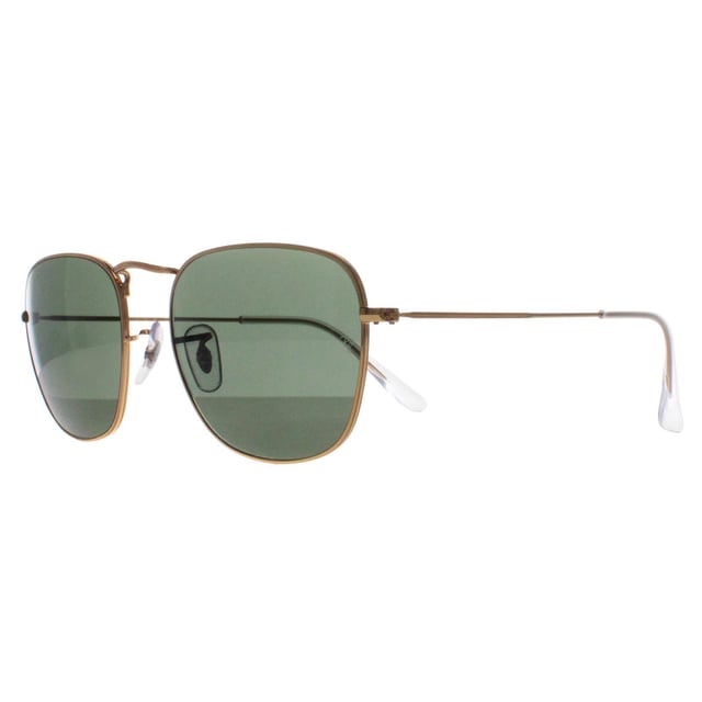 Las gafas de sol Ray-Ban cuadradas unisex doradas G-15 verdes RB3857 Frank son un estilo retro fresco traído de vuelta de los años 90 con este giro a las clásicas gafas de sol redondas. Montura metálica fina combinada con patillas de acetato para un acabado contemporáneo.