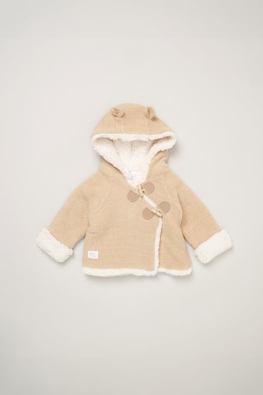 Wrap your little one in cosy comfort with Rock A Bye Baby Boutique's true knit cardigan set. The set features a cardigan with toggle fastening, an inside sherpa lining and a matching pair of knitted trousers. Perfect for outings, it ensures your baby stays snug and adorable.