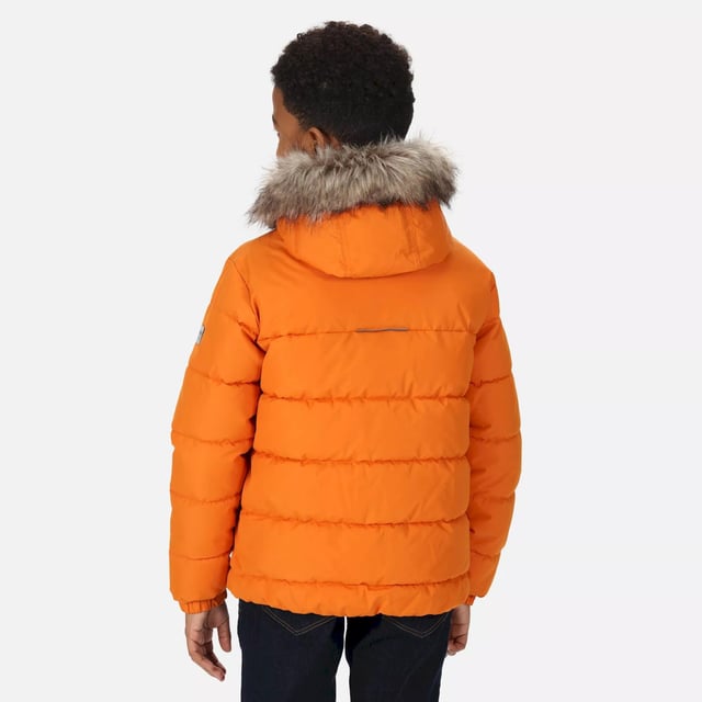 Regatta Childrens/Kids Faux Fur Trim Parka (Ahorn) Äußere Materialien: 100% Polyester. Stoff: Mikro-Popeline. Innenfutter: Polyester, Taft. Design: Abzeichen, Logo. Besätze: Reflektierend. Stofftechnologie: Strapazierfähig, isolierend, schnell trocknend, Thermo-Guard. Innere Reißverschlussabdeckung, gepolstert, gedrucktes Namensetikett, genähte Blenden. Manschette: Elastisch. Halsausschnitt: Kapuze. Ärmel-Typ: Langärmelig. Kapuzen-Merkmale: Kunstpelzbesatz, an der Kapuze angewachsen. Taschen: 2 Seitentaschen, Reißverschluss. Verschluss: Durchgehender Reißverschluss. Saum: Gummizug.