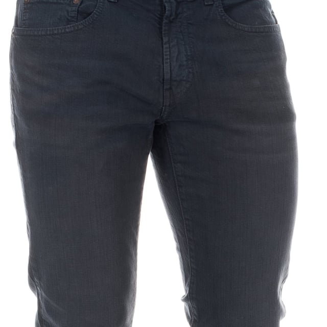 Långa jeansbyxor Nautica.\n Färg Blåaktig blå denim.\n Dragkedja och knappstängning framtill.\n Två öppna fickor och en minificka, framtill.\n Två öppna fickor, baktill.\n Personligt märke i form av signatur, på sidan av midjebandet bak.\n Rak skärning.\n Komfortabelt tyg som andas.\n Tonade sömmar.\n\n Sammansättning: 99% bomull. - 1% Elastan.\n\n Tvättråd:\n - Tvättas i max 30ºC.\n - Stryk på medelhög temperatur, max. 110 ° C.\n - Det är inte tillåtet att använda torktumlare.\n - Använd inte blekmedel.\n - Tillåter inte kemtvätt.\n Sammansättning: 99% bomull, 1% elastan\n Skötsel:\n- Tvättas i max 30ºC.\n - Stryk på medelhög temperatur, max. 110ºC.\n - Det är inte tillåtet att använda torktumlare.\n - Använd inte blekmedel.\n - Stödjer inte kemtvätt.