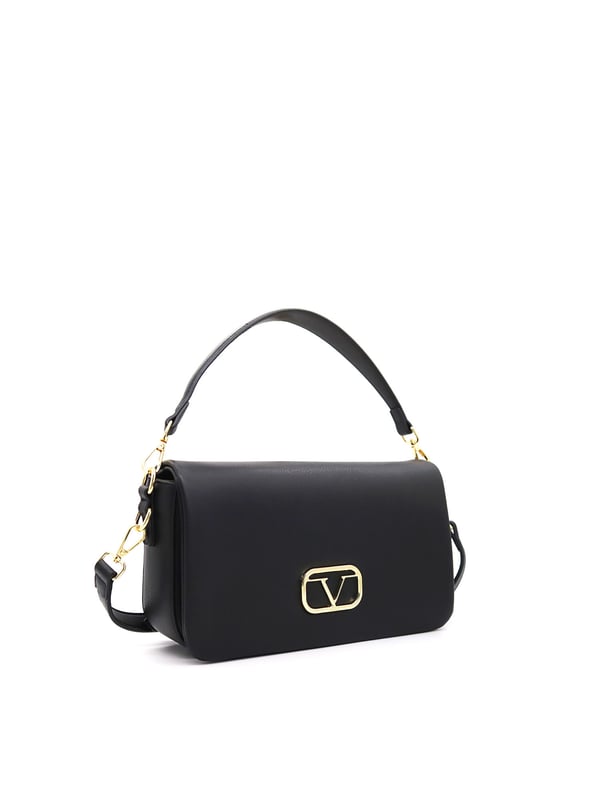 Bolso bandolera para mujer. El cierre es con botón magnético. Los bolsillos internos son uno con cremallera. Los bolsillos externos están ausentes. La bandolera es ajustable y extraíble en ecopiel. El asa es extraíble en ecopiel. Hay un compartimento interno. El material exterior es ecopiel. Internamente está forrado en poliéster. Medidas: 28x17x8 cm. Producto de moda