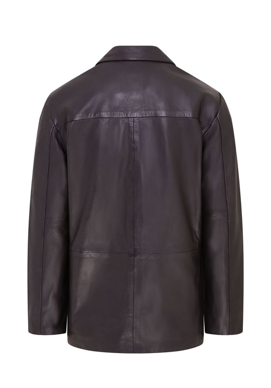Una gran opción para crear un look sofisticado para ocasiones más formales, esta chaqueta blazer está confeccionada en nuestro cuero napa de grano completo de primera calidad. Con un solo pecho y bolsillos con solapa ubicados en la cintura, esta chaqueta viene con las características tradicionales apreciadas. Esta chaqueta también ha sido diseñada en una silueta delgada como es tradicional para las chaquetas de tres botones de estilo europeo y está ajustada en la cintura para lograr el ajuste perfecto. Cuatro botones en cada puño abierto y una sola abertura en la parte trasera de la chaqueta también se introdujeron para garantizar la comodidad y el ajuste ideal. Para el estilo, nuestra recomendación es seguir la regla de "a veces, siempre, nunca" para abrochar los tres botones para lograr el mejor look. • 100% cuero napa ultra suave de primera calidad • Blazer formal de un solo pecho con tres botones • Cuatro botones en cada puño y una sola abertura en la parte trasera de la chaqueta