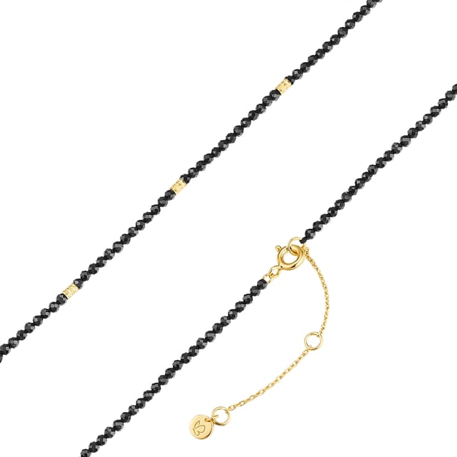Are you looking for an enrichment for your jewelry box and have a penchant for modern healing stone designs? Then this necklace from the Glanzstücken München label is made for you. A strand of natural stone beads made of faceted spinel decorates your neckline and fascinates with the dark mysticism of the gemstone. Metal beads made of yellow gold-plated sterling silver create shimmering contrasts. The spinel not only looks elegant, but is also considered an encouragement that promotes a confident attitude to life. An extension chain with a spring ring clasp ensures a high level of comfort and a perfect fit in the décolleté.