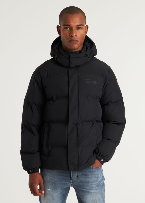 Materiaal & fit De Nebula is een kort model winterjas. Deze pufferjacket is volledig gemaakt van polyester wat hem erg licht maakt. Daarnaast is hij waterafstotend, winddicht en ademend.  details Deze pufferjas heeft een afneembare capuchon en een verstelbare mouwopening. In totaal heeft de Nebula 3 zakken, 2 onzichtbare steekzakken en een binnenzak, allemaal voorzien van ritssluiting. Verder is de winterjas voorzien van een kunststof rits en kenmerkende CHASIN’ details.  Performance features Breathable Keep warm Quick dry Water repellant Wind proof  Specs Afneembare capuchon 3 zakken Kunststof rits Licht materiaal CHASIN' details  Model draagt maat L en is 1.89 m. lang. Zijn tailleomvang meet 74 cm. en zijn borstomvang 90 cm.
