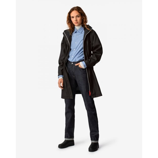 Size/Fit Summary: True to size, Oversized fit. If you want a fitted look, it is recommended to size down. Centre back measurement for Size S is 93cm and sleeve length from neck point is 73.5cm.
Designed for daily use in transitional seasons, the Women's Rain Parka is cut to a mid-thigh length for added coverage and is the ultimate protection against harsh and unpredictable weather. This fully waterproof parka features a welded seam construction and full mesh body lining for breathability. With a stylish oversized shape, a cinchable waist allows for a customisable fit.

Certified vegan
Fully waterproof with welded seams
Hunter Tri-coloured zipper with snap storm flap
Full body mesh lining for breathablility
Underarm eyelets for additional ventiliation
Waist drawcord to adjust fit
Hood with drawcord to adjust opening to protect from wind and rain
Reversed entry welt pockets to prevent rain from entering
Snap adjustable cuff

Product code: WRO1402WAP