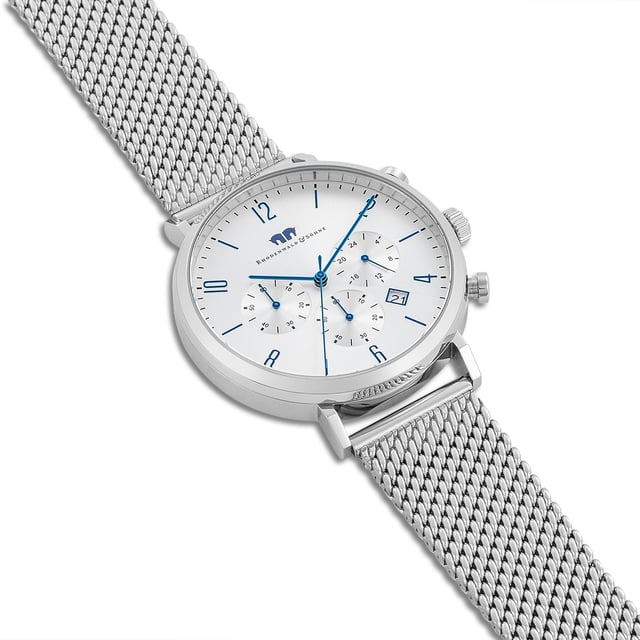 The high-end men's watch from the Rhodenwald & Sons manufacture combines the functionality of sporty chronographs with the subtle elegance of a dresswatch. The functions of 24-hour display, stopwatch and date are integrated into a tone-in-tone dial-a perfect companion not only in the office, but also in leisure time, for a suit as well as for jeans. The model convinces with a robust stainless steel housing, slim sticker, totalists in the popular tricompax arrangement and a durable quartzwerk. Consistent eye-catcher is the filigree mesh look of the Milanaise bracelet made of stainless steel.