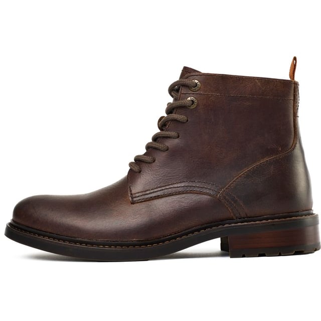 Da un paso adelante con confianza y conciencia sostenible con las exclusivas botas con cordones Saturn de RE.SOLE. Diseñadas con un aspecto contemporáneo y una sostenibilidad resistente en mente, estas botas con cordones son el epítome de la artesanía y el estilo atemporal, con una parte superior de cuero aceitoso y una suela de goma con agarre. La plantilla reciclada, los detalles de metal sin níquel y el adhesivo a base de agua garantizan la sostenibilidad y la durabilidad sin comprometer la apariencia excepcional. Estos botines son perfectos para muchas ocasiones, con su diseño versátil y simple.